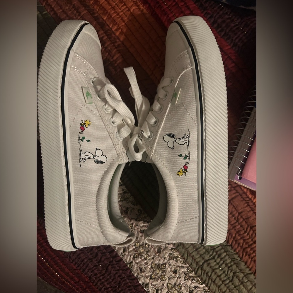 Cariuma Women's Oca Low Peanuts Sneaker, size 7